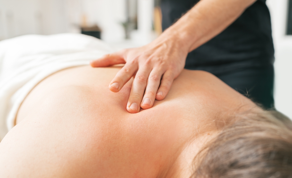 Therapist’s,Hands,Gently,Massage,Patient’s,Neck,And,Shoulders,Zone.,Image