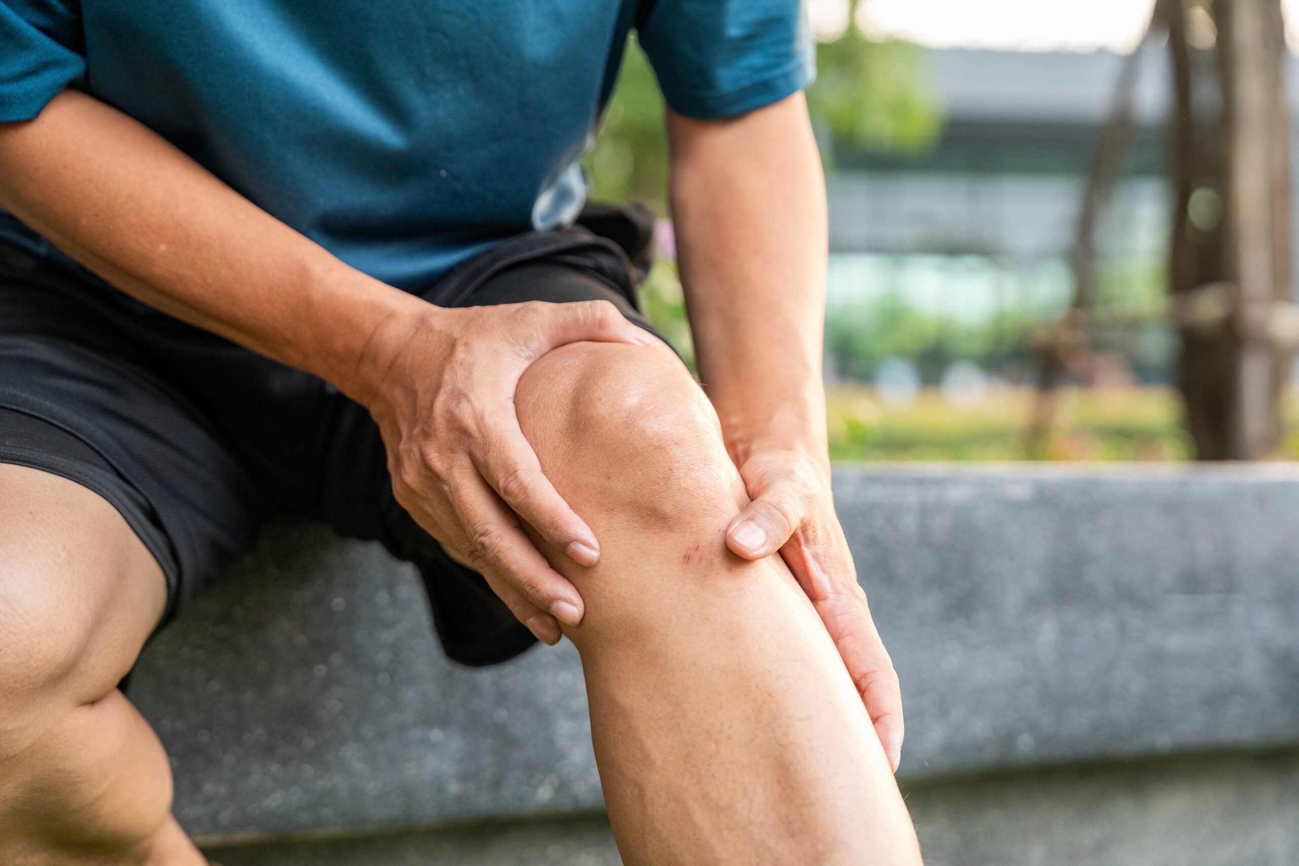 Mature,Man,Tired,And,Leg,Pain,During,Jogging,At,Nature, Knee pain